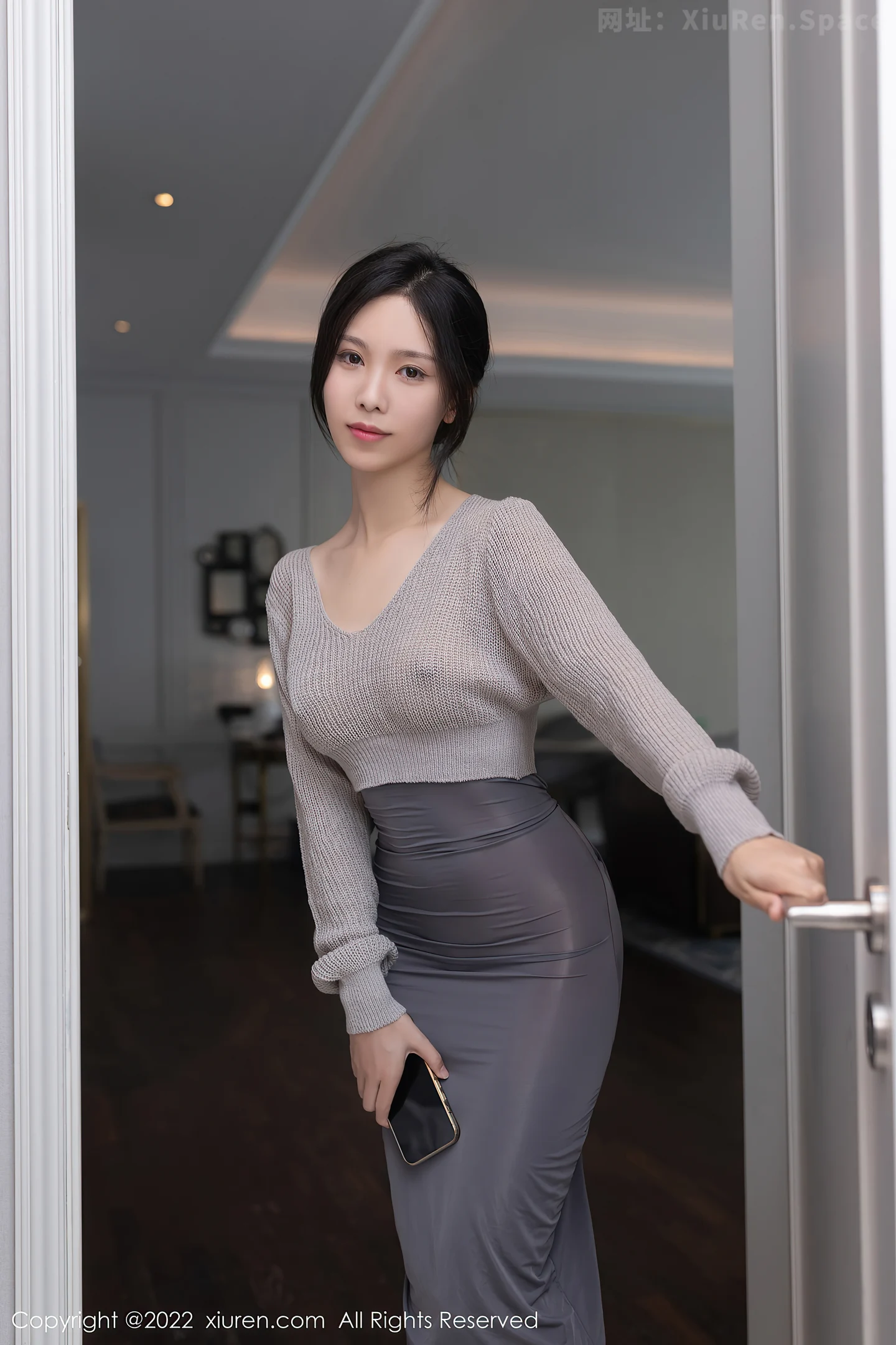 图片[2]-[XiuRen秀人网] VOL.5620 模特利世情节拍摄性感灰色毛线上衣配长裙秀完美身材诱惑写真82P-秀人网官方网站